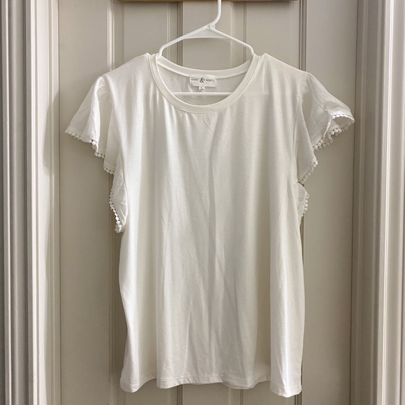 White causal but cute shirt - Picture 1 of 2